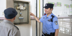 民警张恒的三重身份：  当警察成为学生的“自己人”