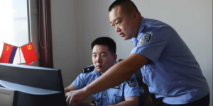 冰城警营里的师徒情：用手册教方法  用行动暖民心